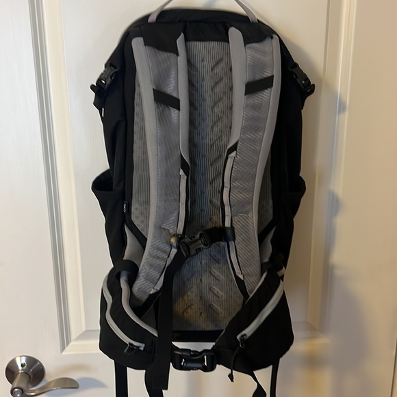 Patagonia Nine Trails Backpack 18L, Black - Picture 2 of 3